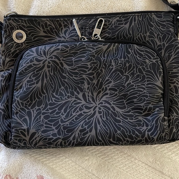 Baggallini Securtex Anti theft Memento crossbody bag - Picture 4 of 12